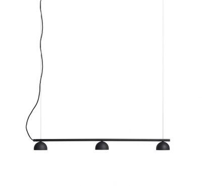 Schwarze Blush Rail Pendelleuchte von Northern mit drei Lampenschirmen an einer horizontalen Stange.
